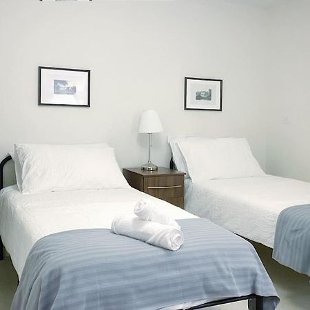 Two Bedroom Luxury Apt With Film Style Swansea Exterior photo