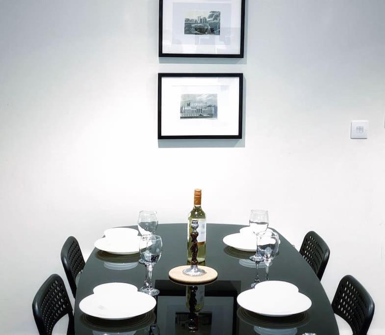 Two Bedroom Luxury Apt With Film Style Swansea Exterior photo