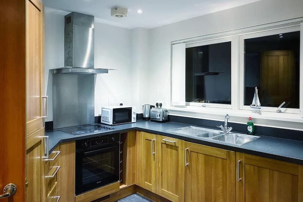Two Bedroom Luxury Apt With Film Style Swansea Exterior photo